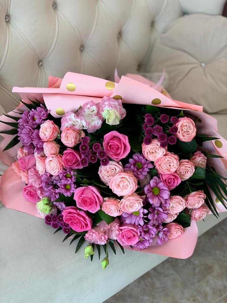 Букет цветов из: Хризантемы, Розы и Лизиантусы во Всеволожске