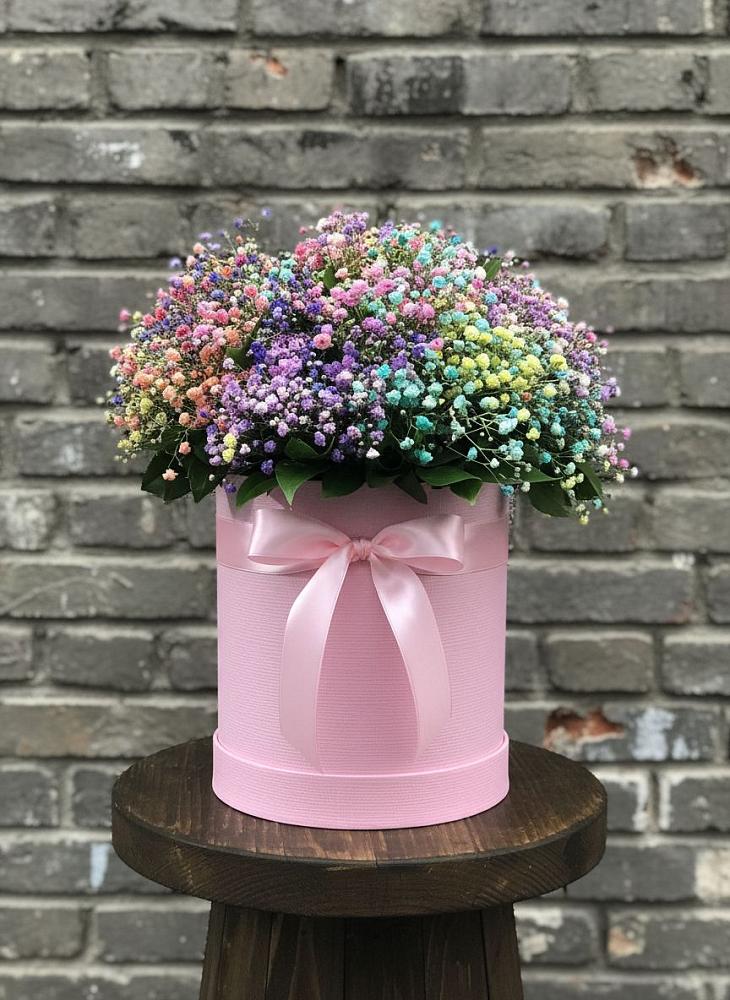 Цветочная композиция из Гипсофила и Розы в шляпной коробке во Всеволожске