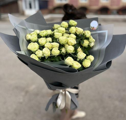 Букет Белые кустовые розы Солинеро во Всеволожске
