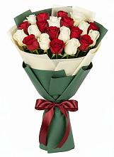 Букет Микс из красных и белых роз во Всеволожске