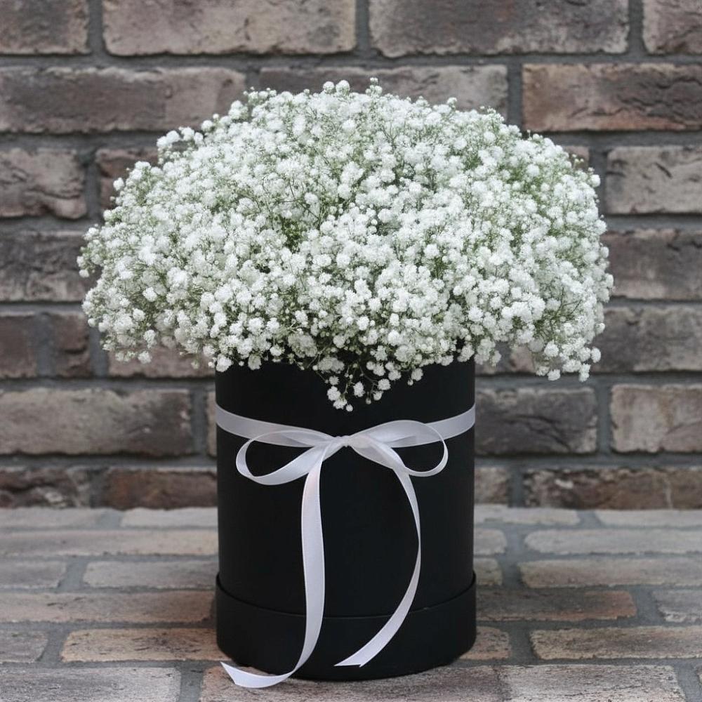 Цветочная композиция из Гипсофила в шляпной коробке во Всеволожске