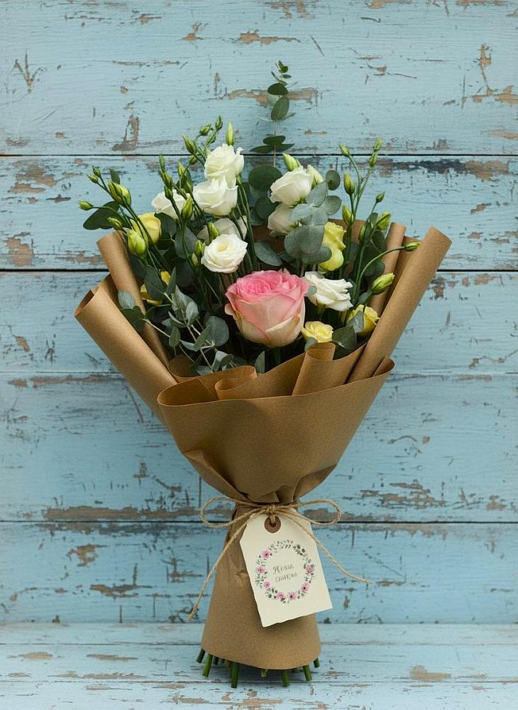 Букет цветов из: Розы и Лизиантусы во Всеволожске