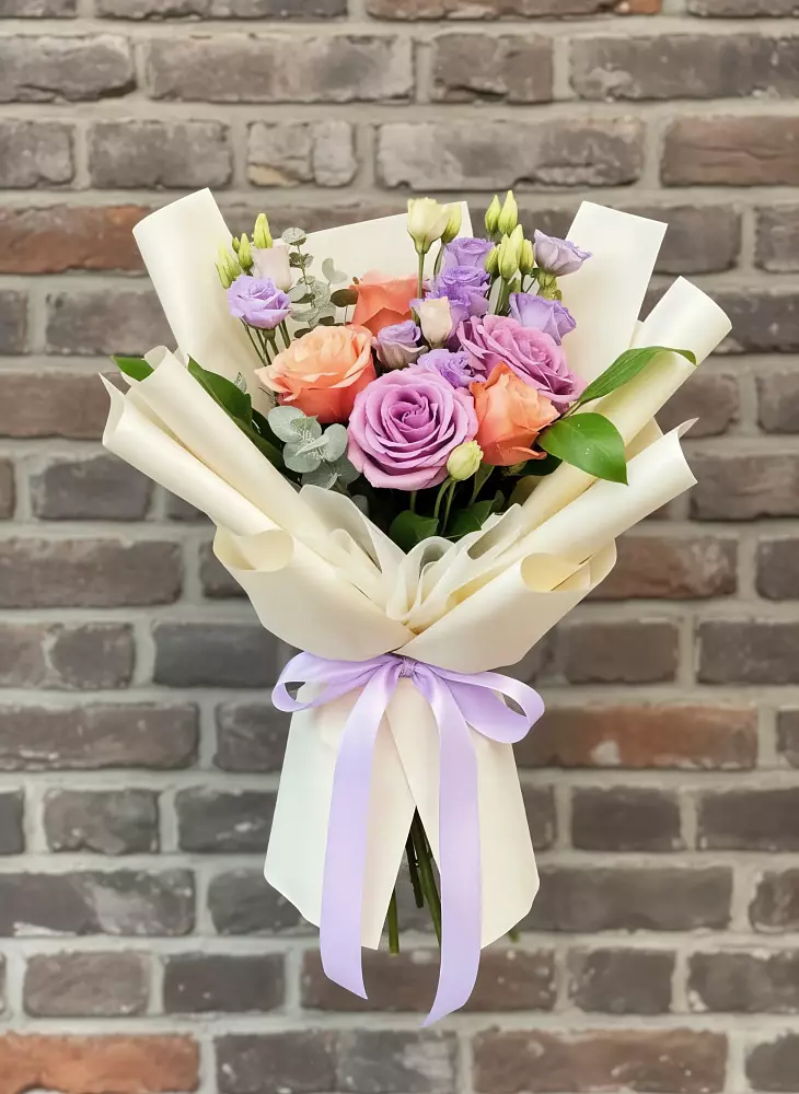 Букет цветов из: Лизиантусы и Розы во Всеволожске