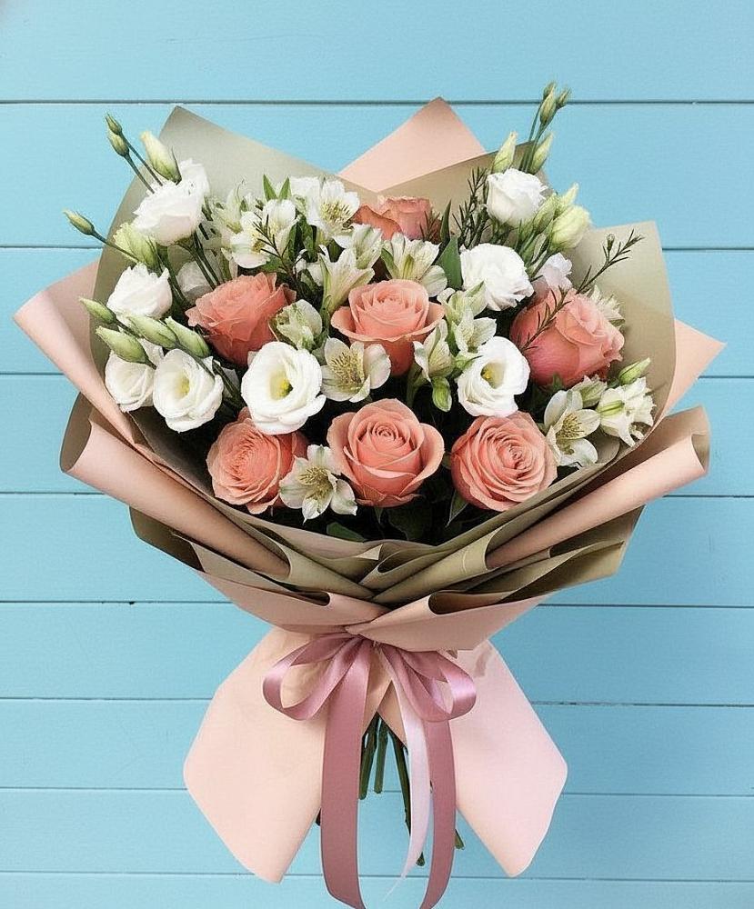 Букет цветов из: Розы, Альстромерии и Лизиантусы во Всеволожске