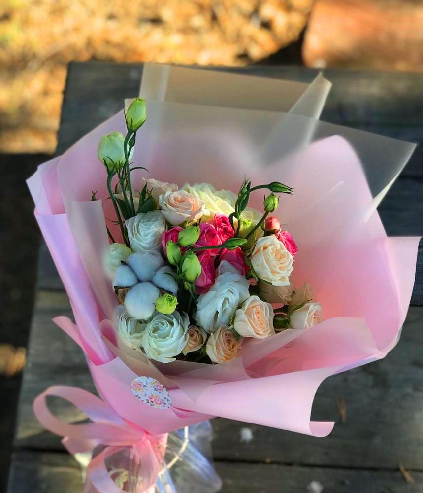 Букет цветов из: Розы и Лизиантусы во Всеволожске