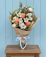 Букет цветов из:  Альстромерии, Лизиантусы, Розы и Хризантемы во Всеволожске