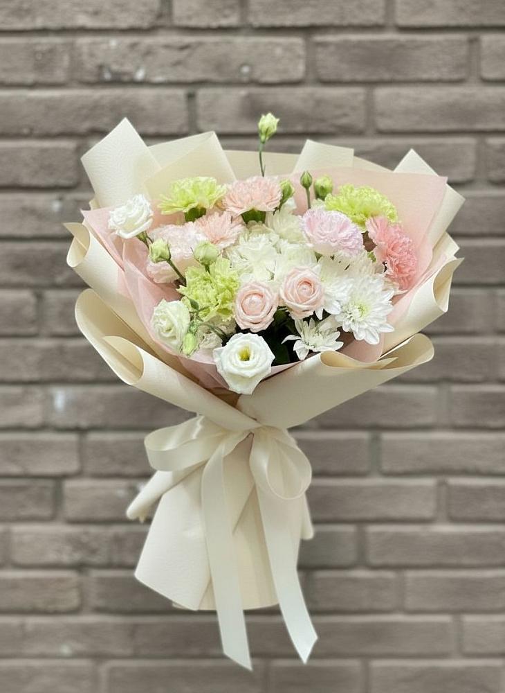 Букет цветов из: Гвоздики, Розы, Лизиантусы и Хризантемы во Всеволожске