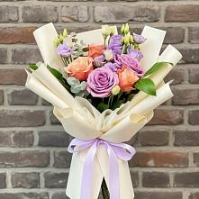 Букет цветов из:  Лизиантусы и Розы во Всеволожске