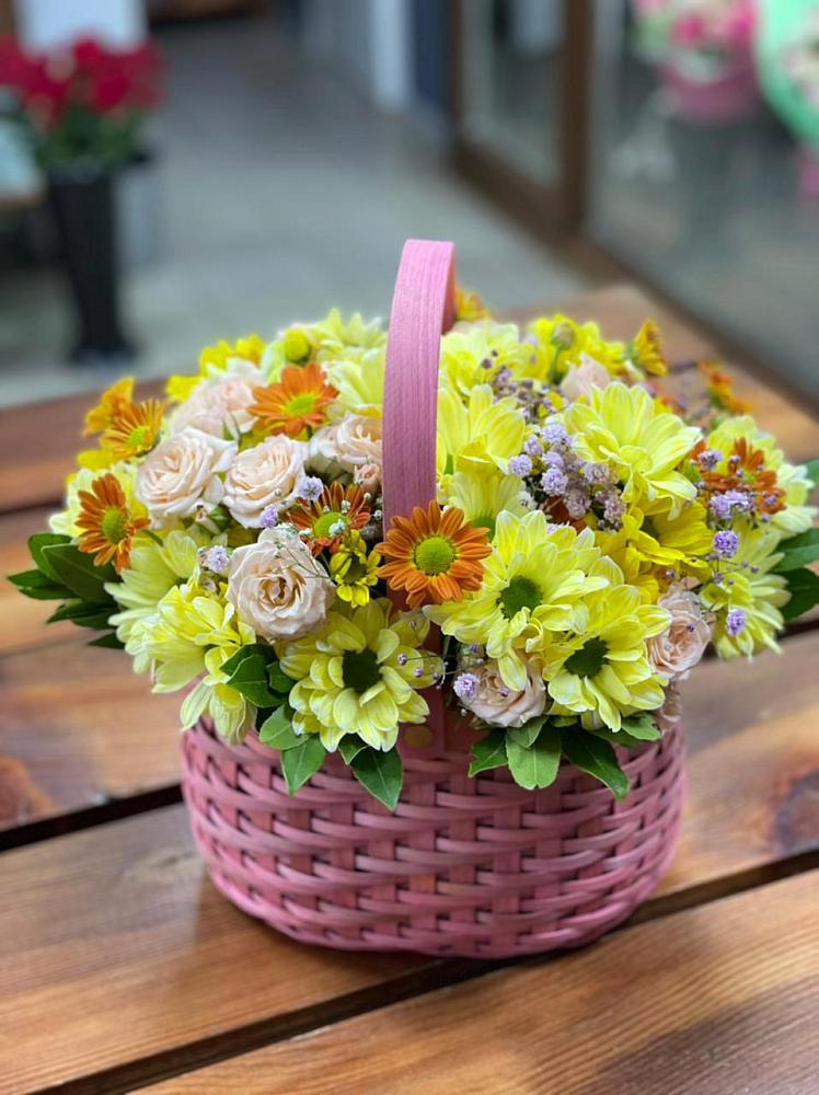 Цветочная композиция из Хризантемы и Розы в корзине во Всеволожске
