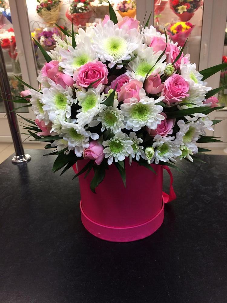 Цветочная композиция из Розы и Хризантемы в шляпной коробке во Всеволожске