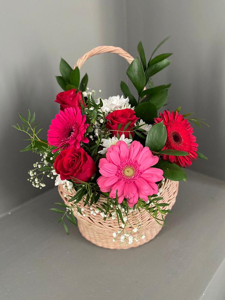 Цветочная композиция из Розы, Хризантемы и Герберы в корзине во Всеволожске