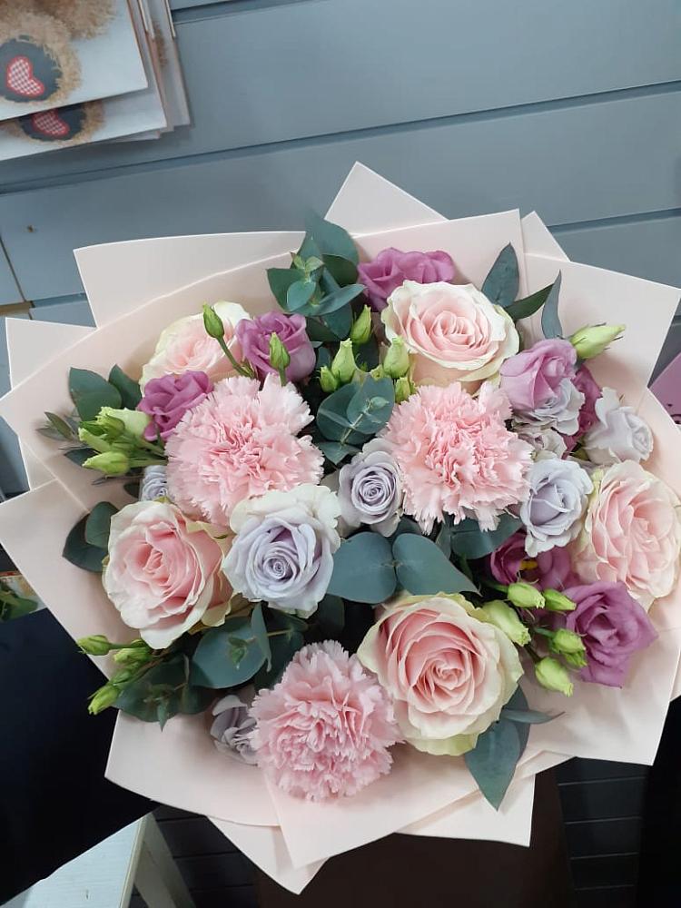 Букет цветов из: Розы, Гвоздики и Лизиантусы во Всеволожске