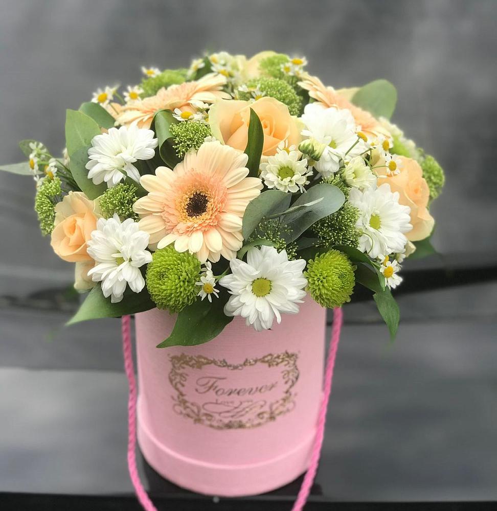 Цветочная композиция из Розы, Герберы и Хризантемы в шляпной коробке во Всеволожске