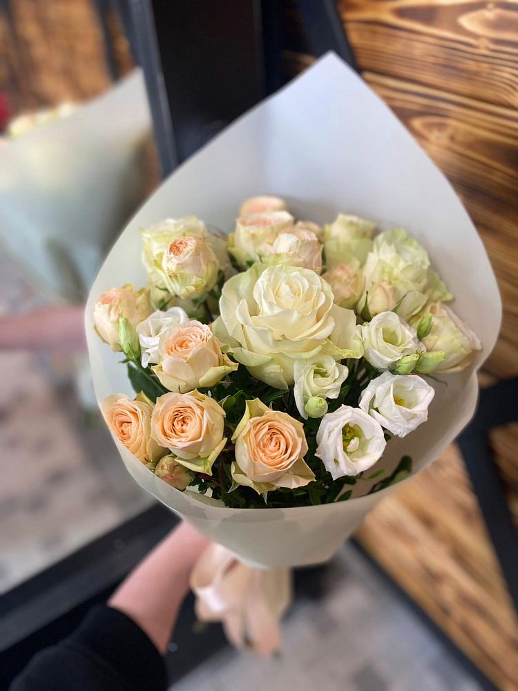 Букет цветов из: Розы и Лизиантусы во Всеволожске