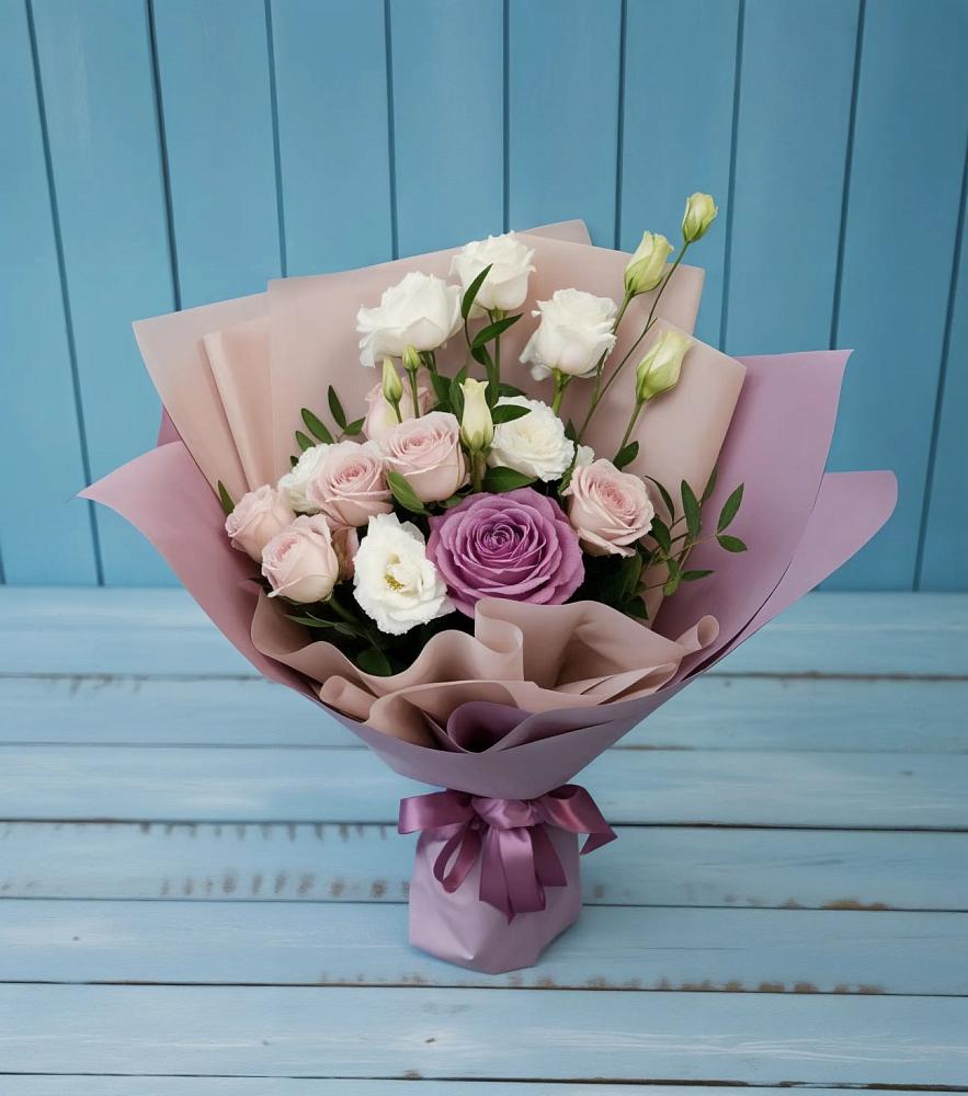 Букет цветов из: Розы и Лизиантусы во Всеволожске